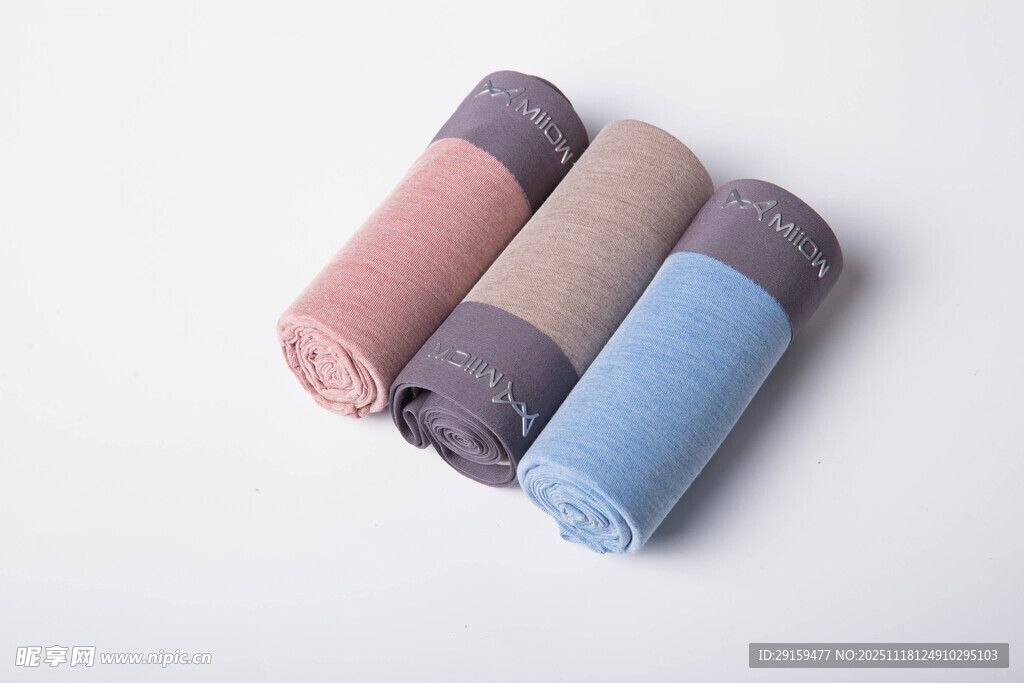 三色柔软毛巾整齐摆放