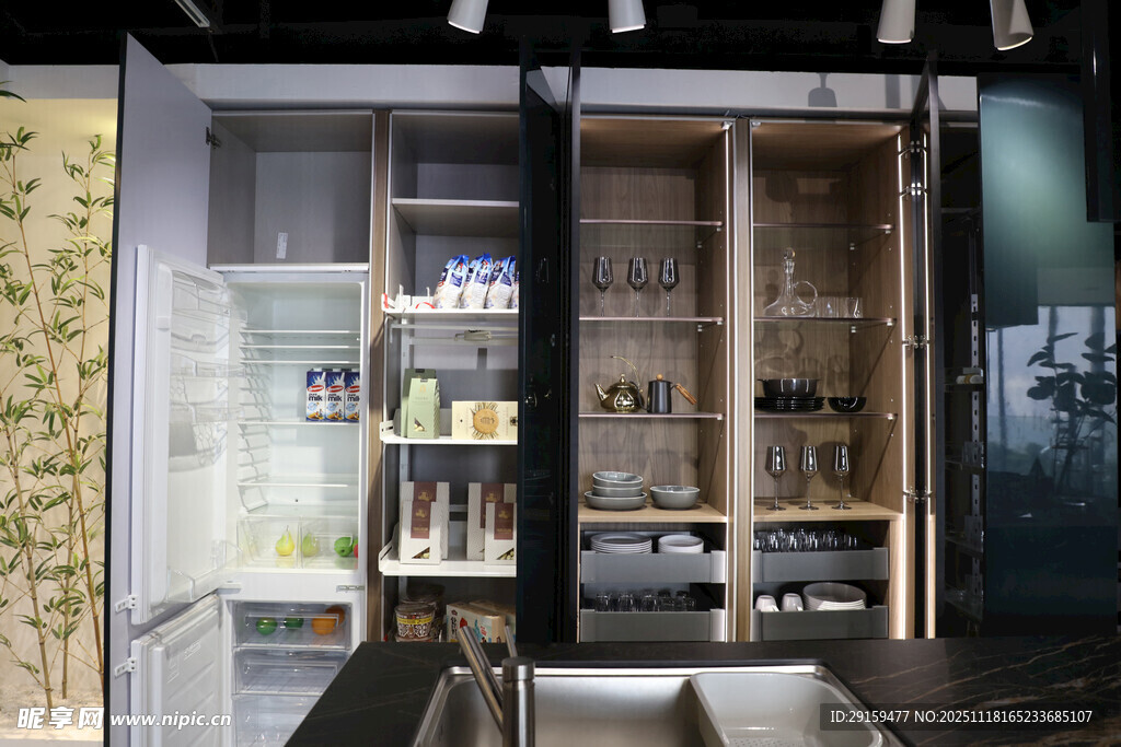 现代风格厨房储物空间展示