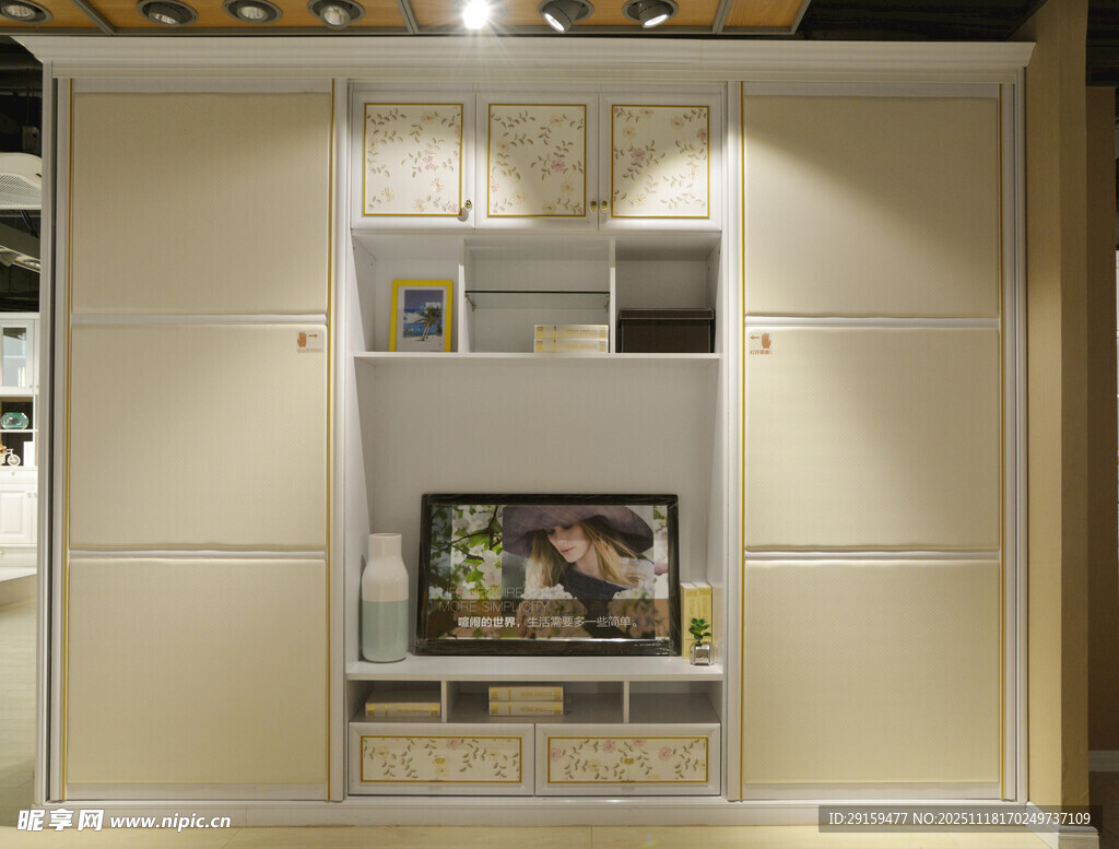 简约现代风格的嵌入式电视柜