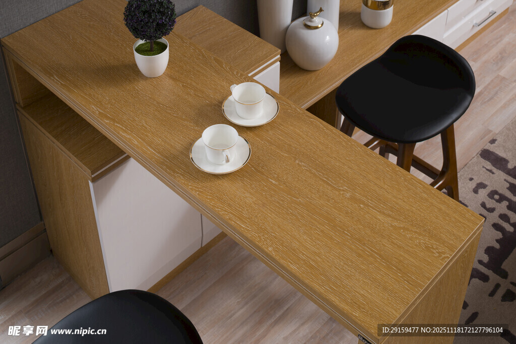 简约木质餐桌搭配黑椅