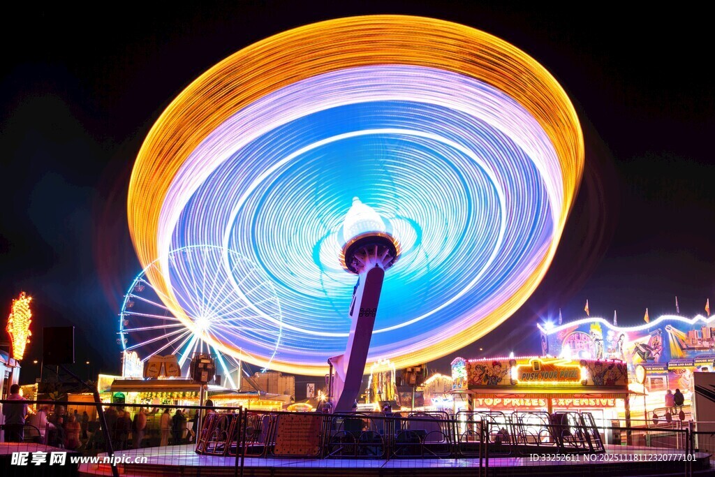 璀璨夜景中的绚丽摩天轮