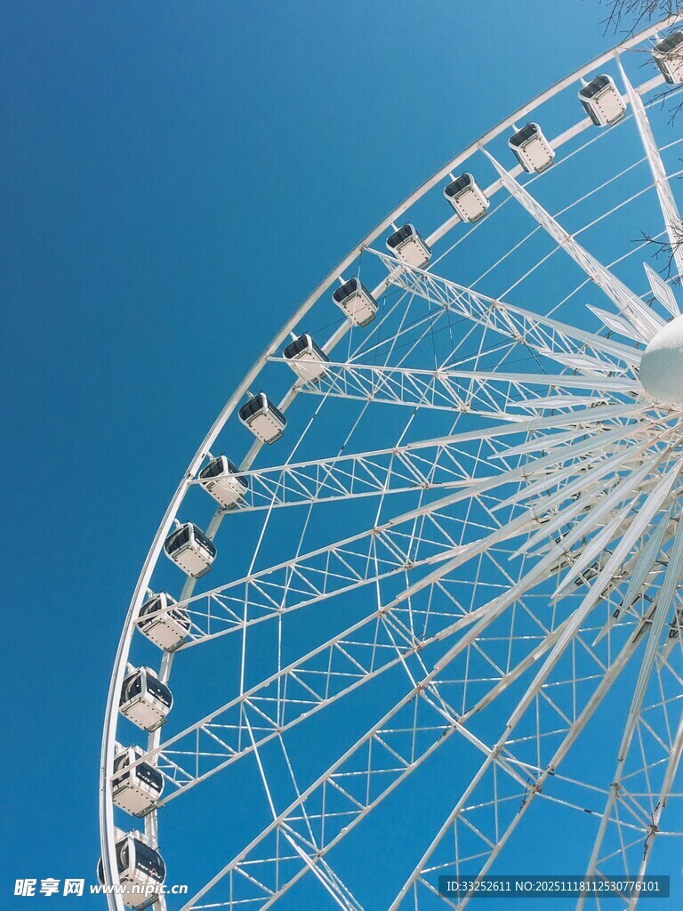 蓝天映衬下的巨大摩天轮