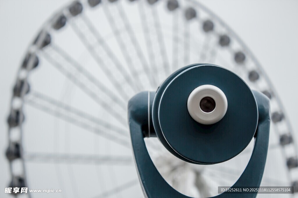 望远镜视角下的摩天轮