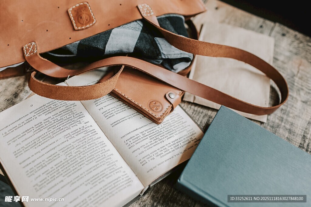书本旁的时尚包包与配饰