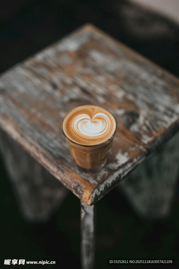 木桌上的精致拉花咖啡