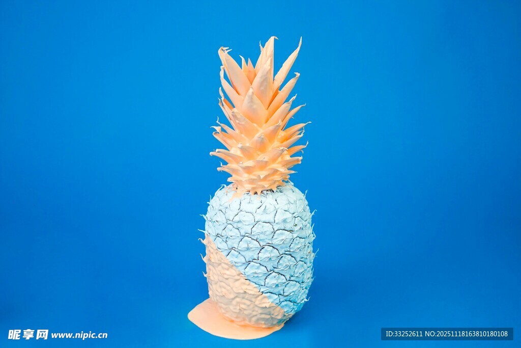 蓝色背景上的独特菠萝雕塑