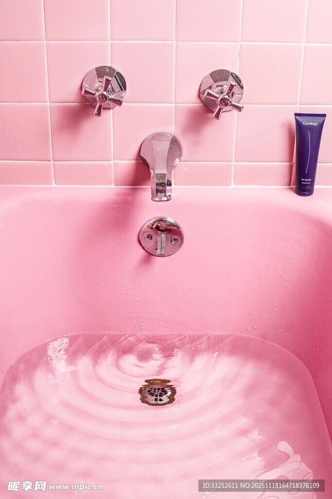 粉色浴缸中的水波景象
