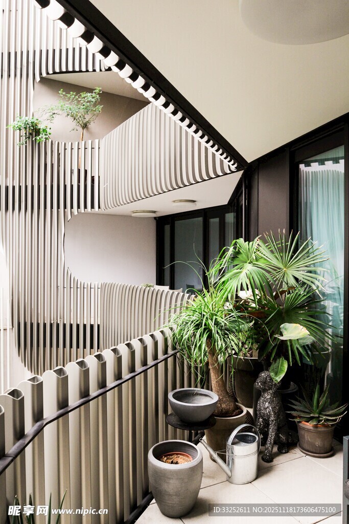 室内楼梯旁的绿植景观