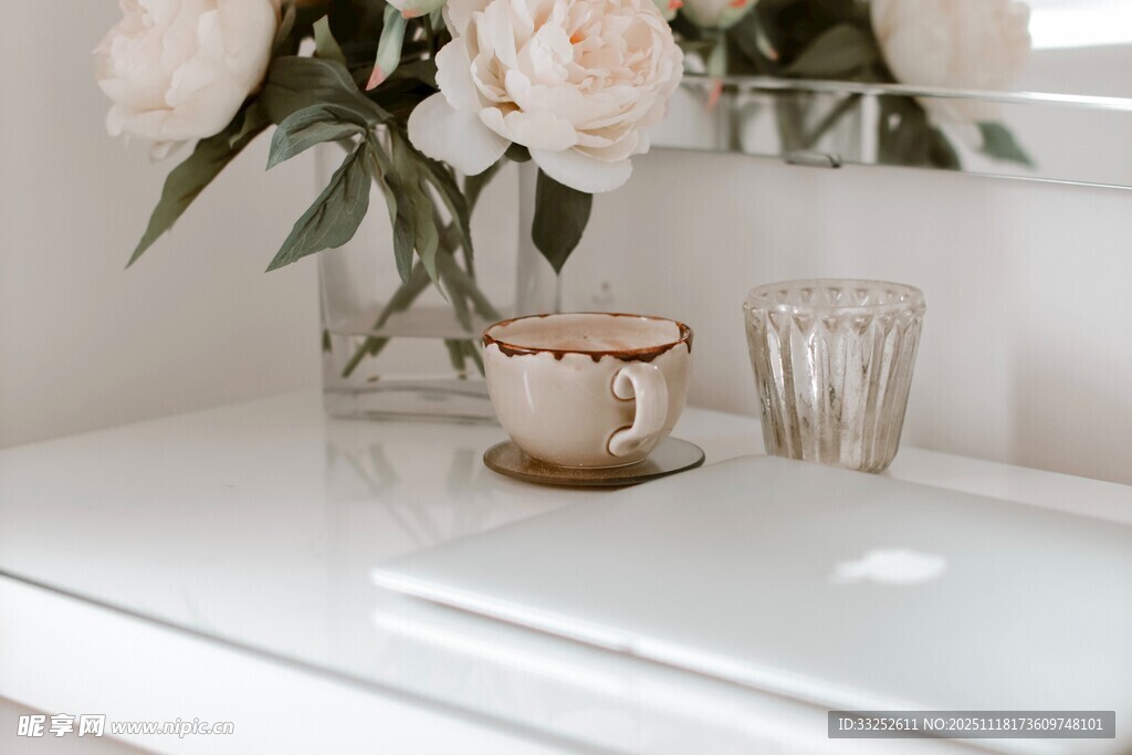 优雅桌面的精致咖啡摆件