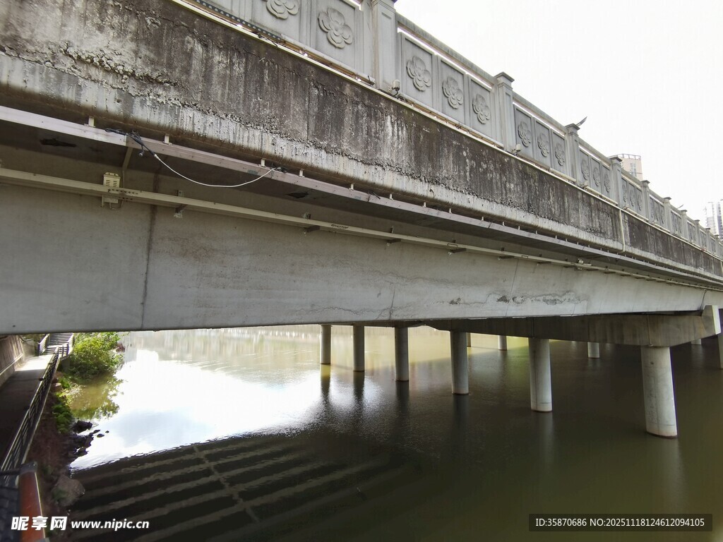 水上桥梁近景