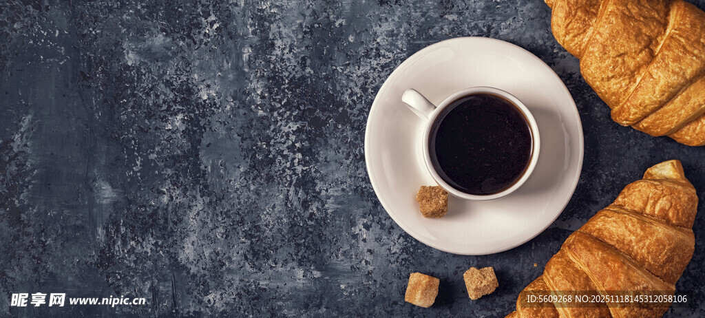 咖啡配羊角面包的惬意时光图片