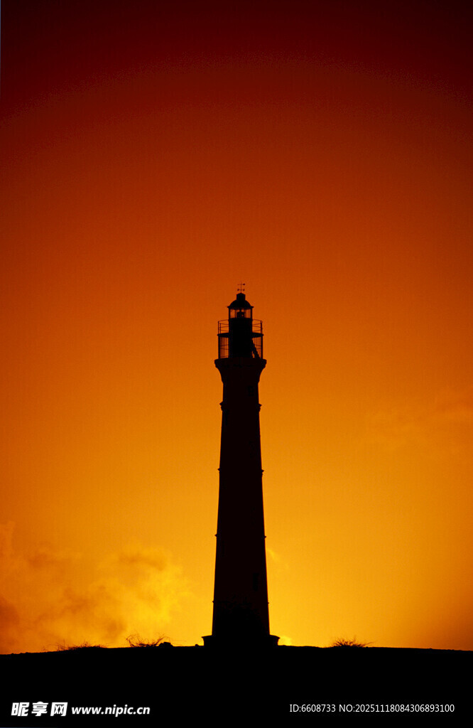 夕阳下的孤独灯塔