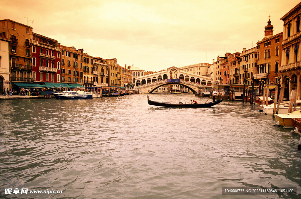 威尼斯运河上的美丽桥梁