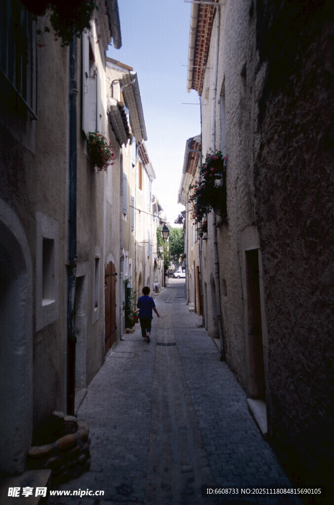 狭窄小巷中的行人身影