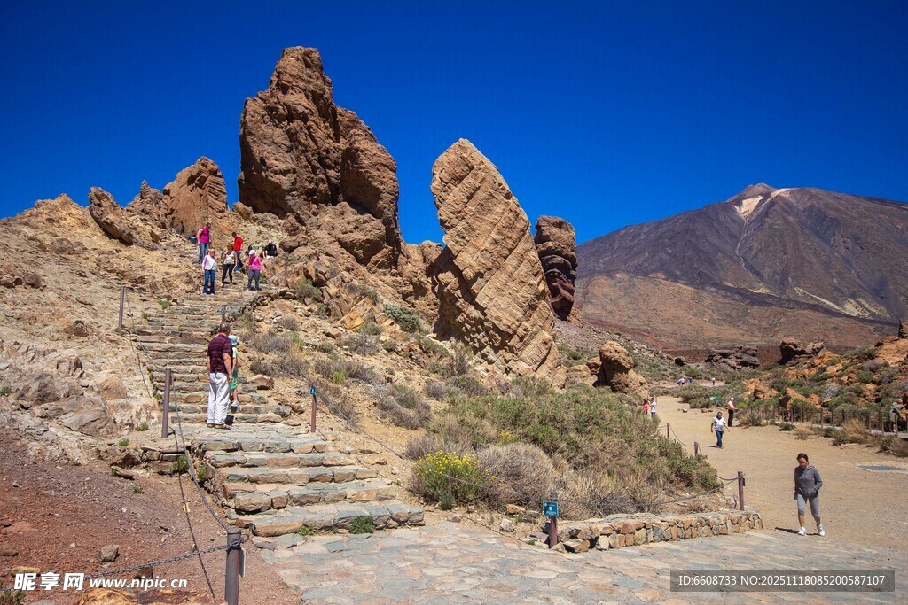 山地景观中的徒步游客