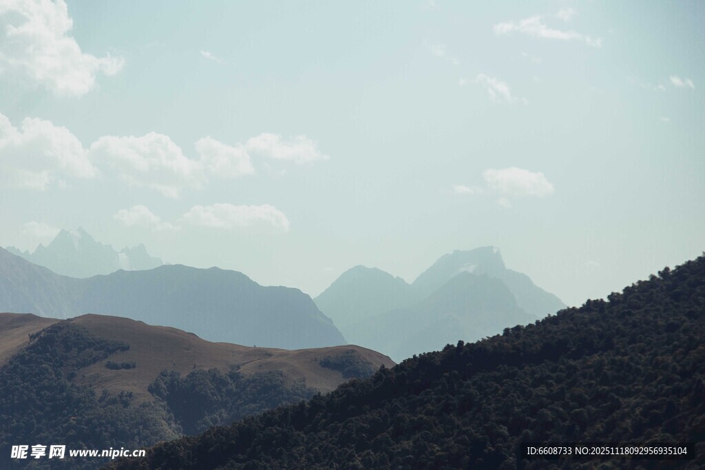 山峦云海间的自然美景