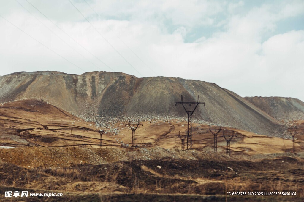 荒凉山丘下的枯败景象