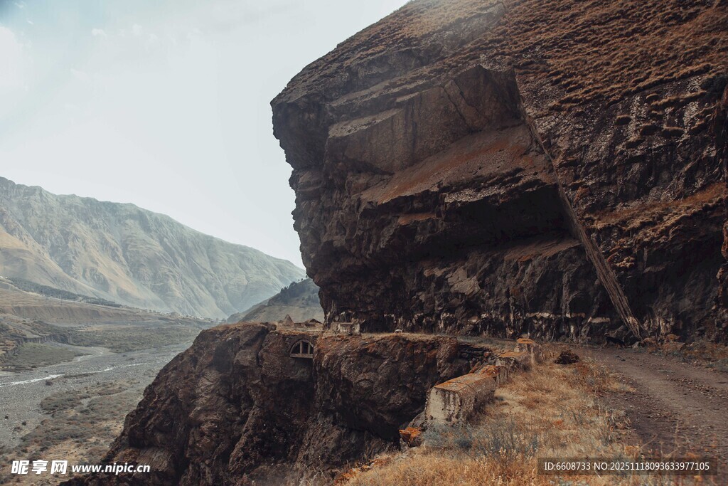 山间险峻崎岖的狭窄道路