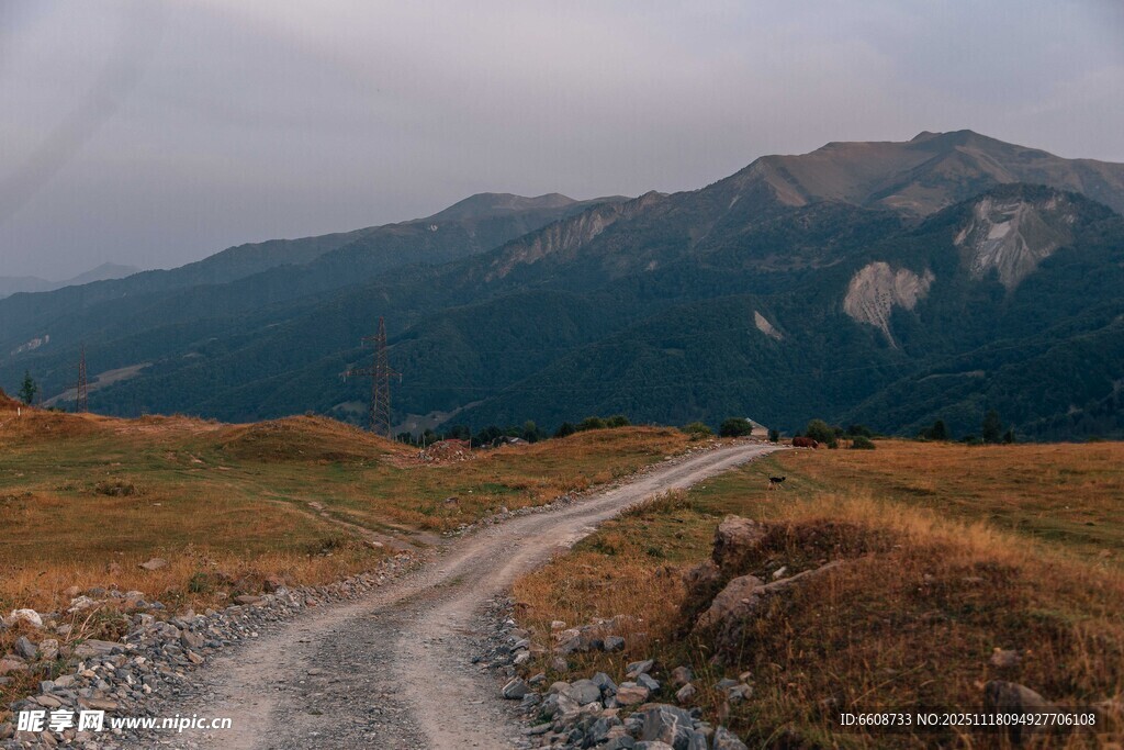 山间蜿蜒小路自然美景