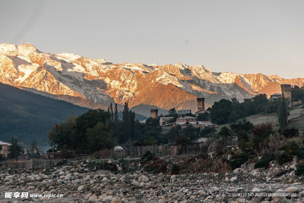雪山下的村落美景