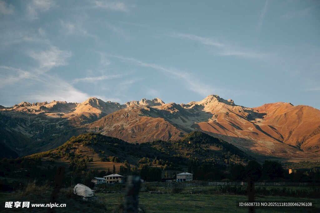 夕阳下的壮丽雪山美景