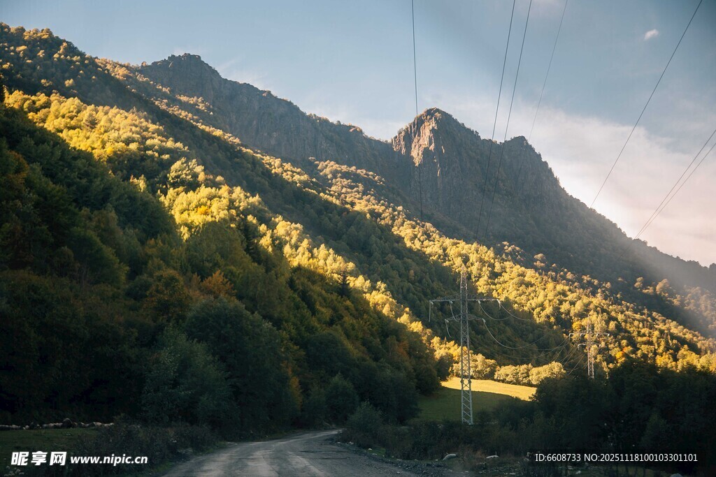 山间公路旁的壮丽山景