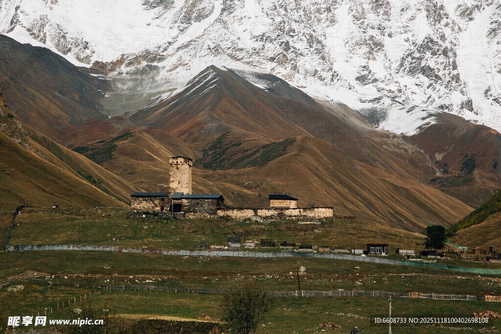 雪山下的村落风光