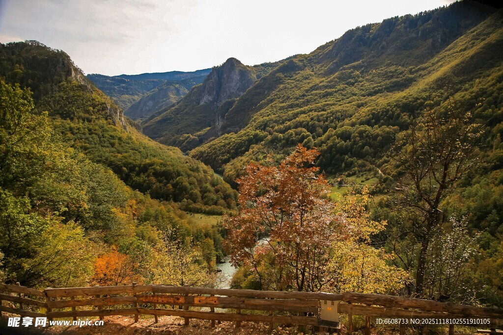 山间秋景木栏赏景好去处