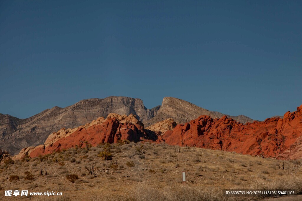 红色山峦下的开阔荒野