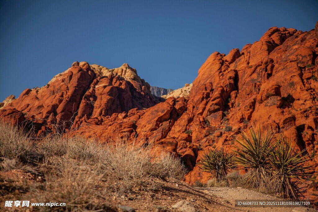 红岩景观荒漠中的壮丽风光