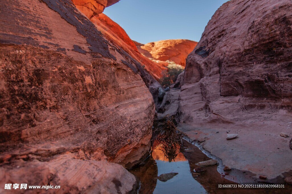 峡谷中的静谧水面景观