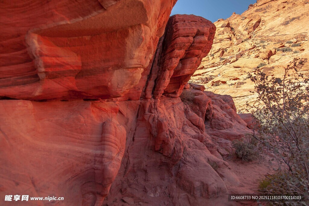 红色峡谷独特岩石景观