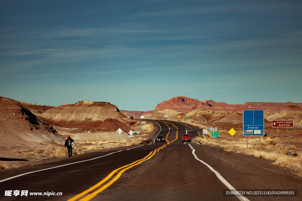荒漠公路上的孤独旅程