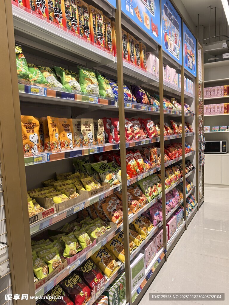 超市零食货架陈列