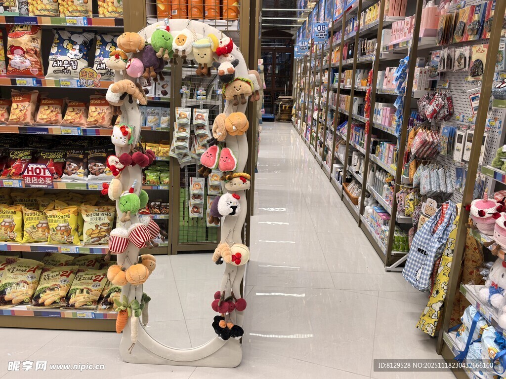 超市内的鲜花装饰陈列架