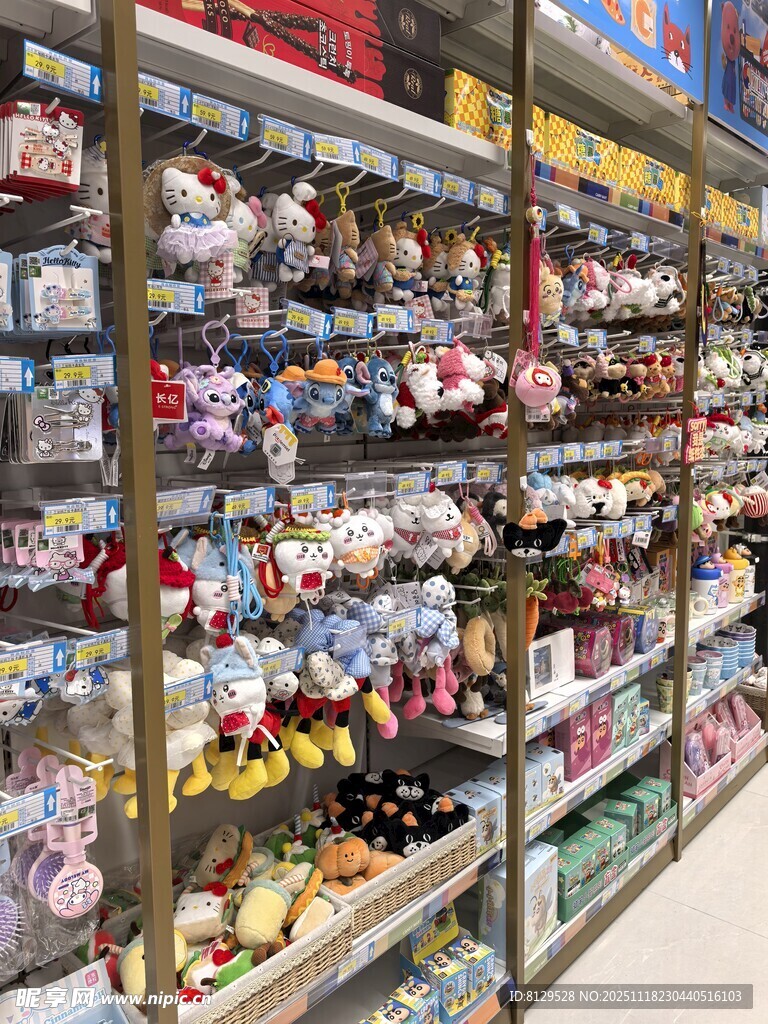 超市货架上琳琅满目的商品