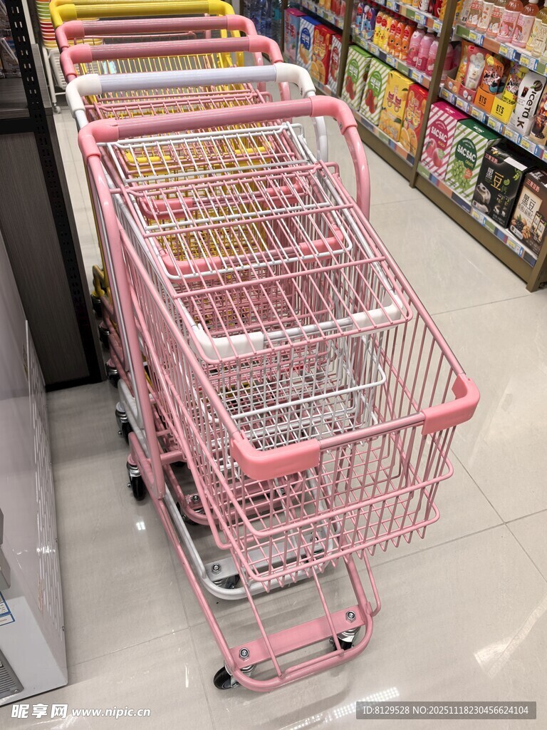 超市内的粉色购物推车