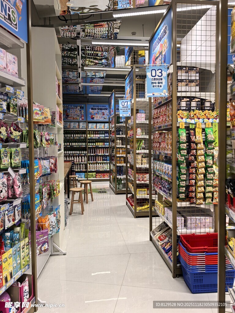 超市内部货架陈列景象