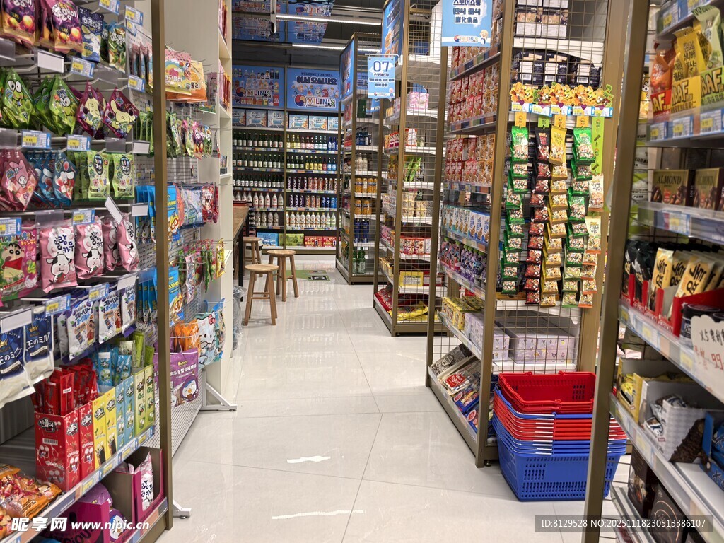 超市内景展示丰富商品