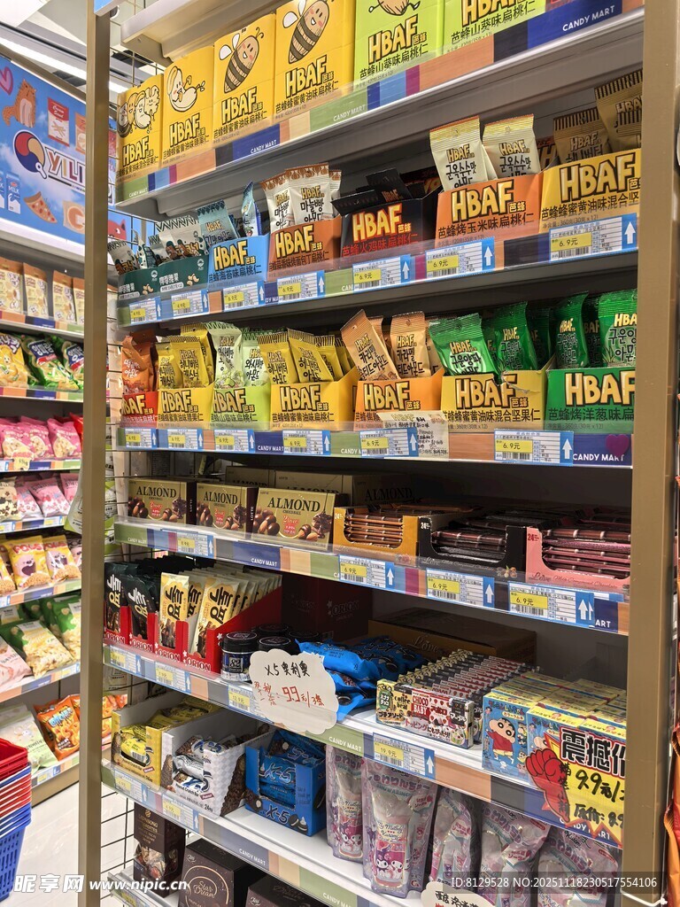 超市货架上琳琅满目的零食
