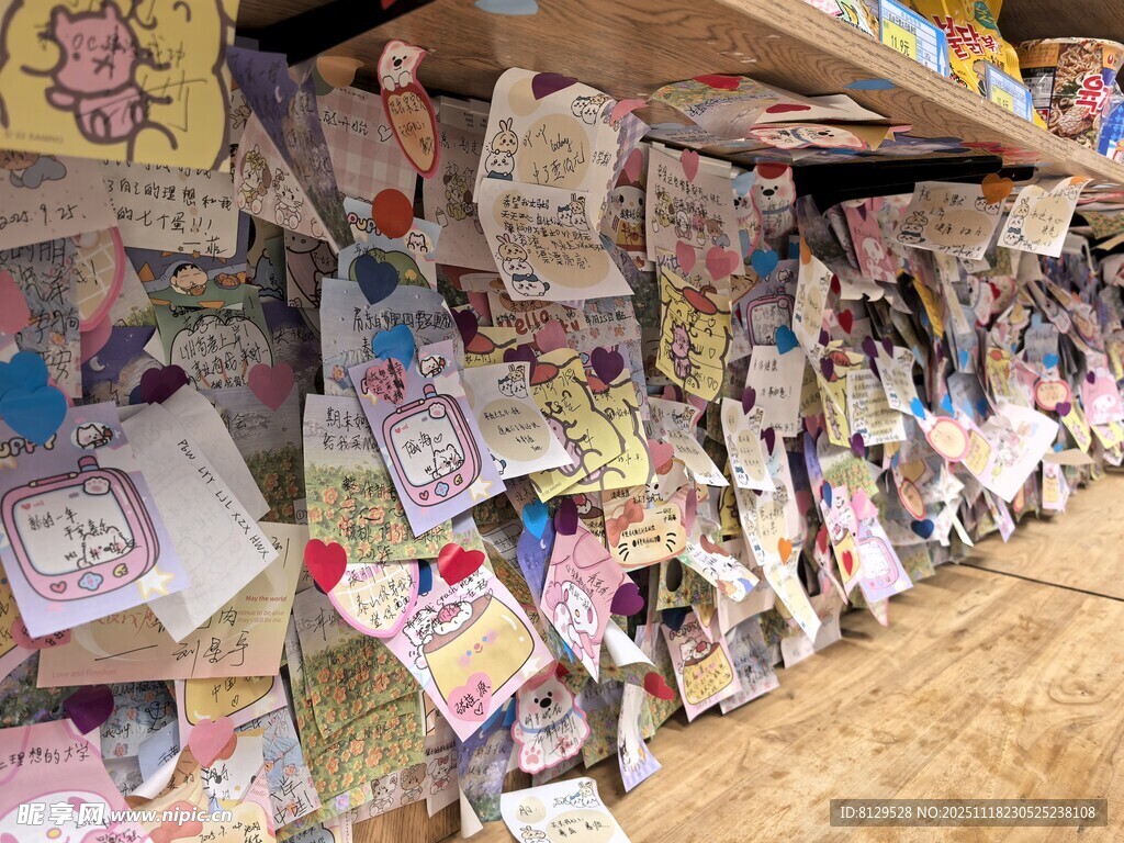 琳琅满目的手工艺品货架