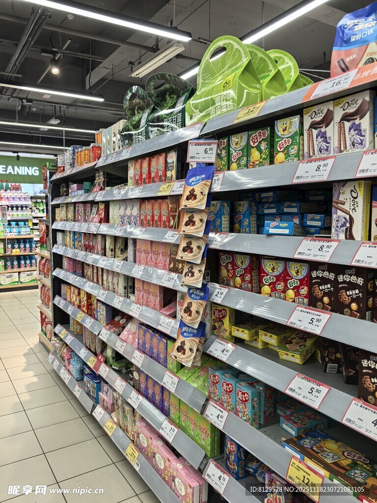 超市货架上琳琅满目的商品