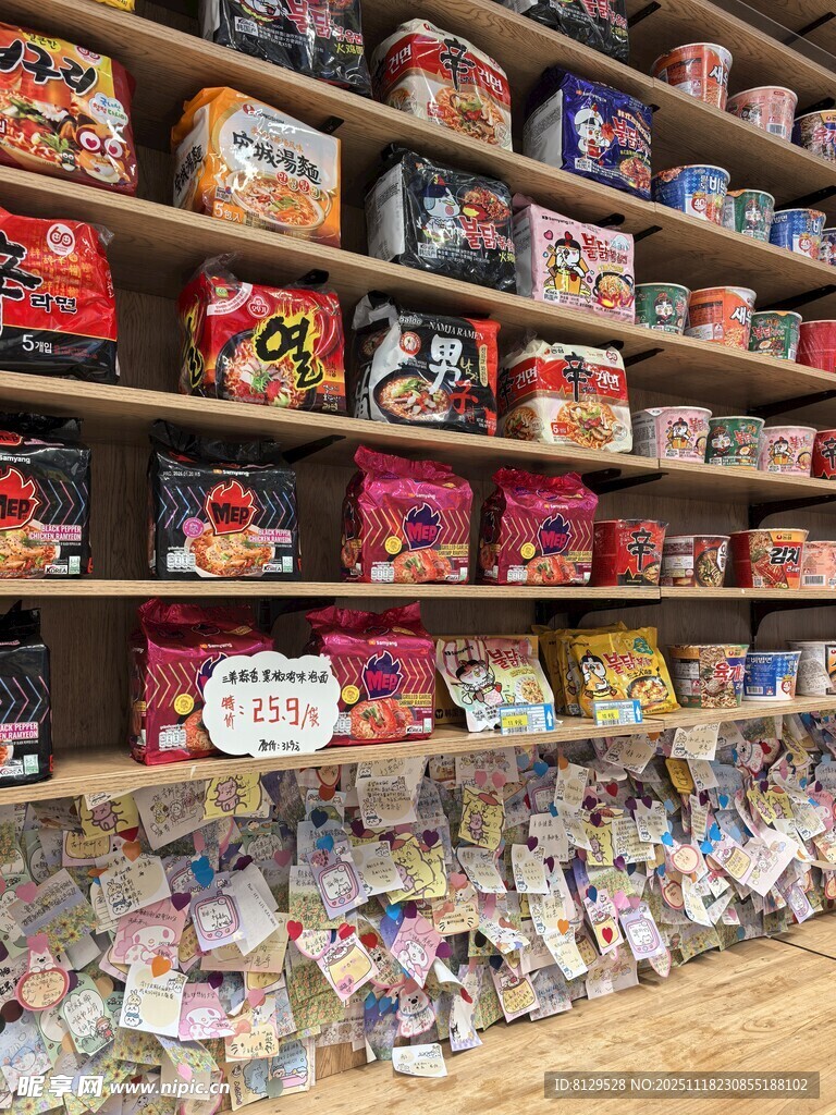 货架上琳琅满目的零食