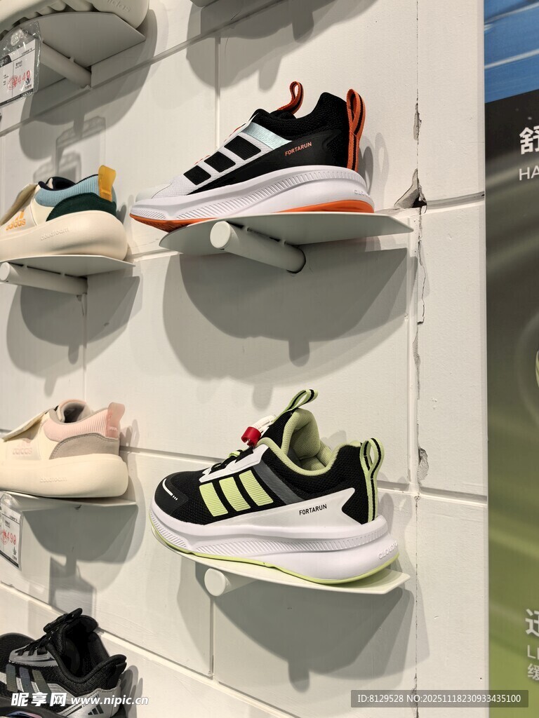 多样款式运动鞋陈列展示