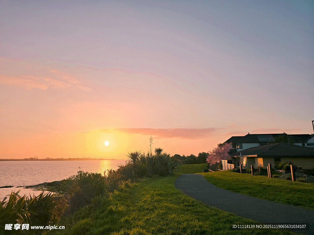 夕阳下的海滨小镇美景