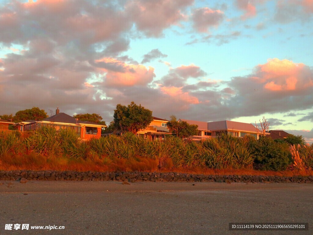 夕阳下的海滨梦幻云彩
