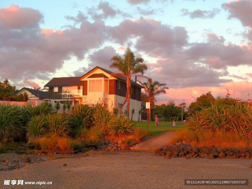 黄昏下的温馨海滨小屋