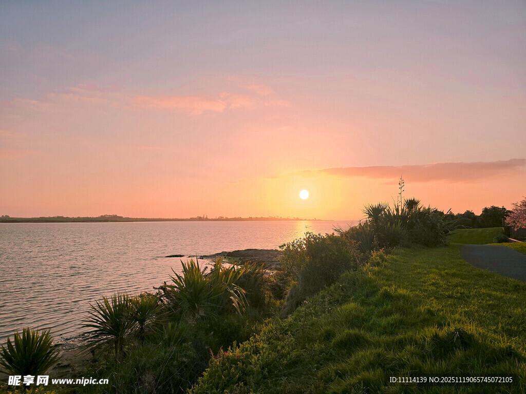 夕阳下的海滨美景