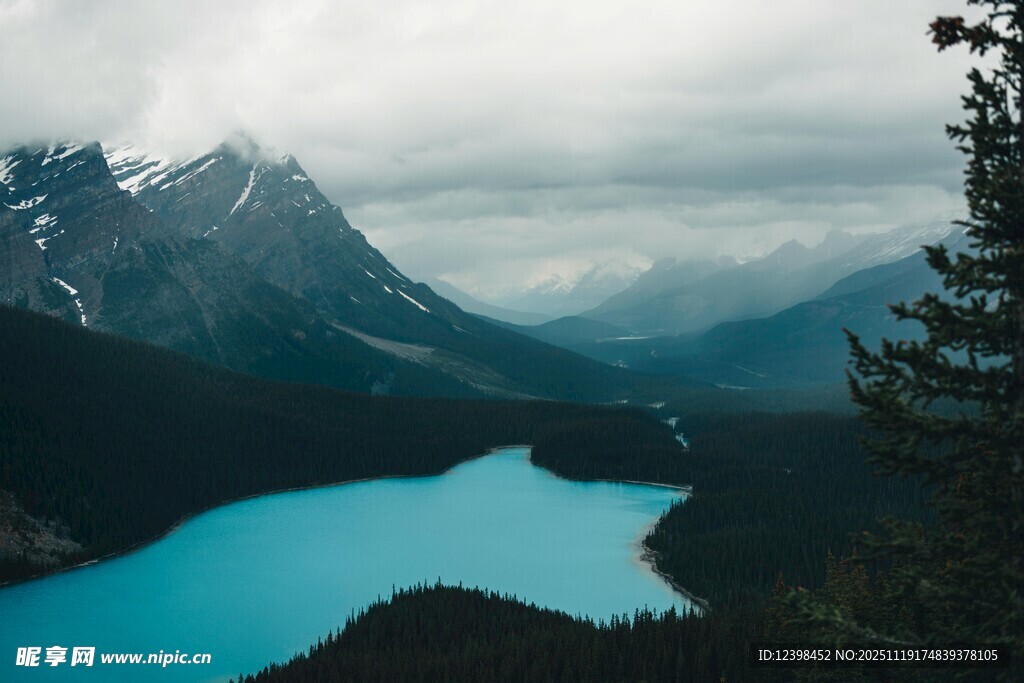 高山蓝湖壮丽自然景观