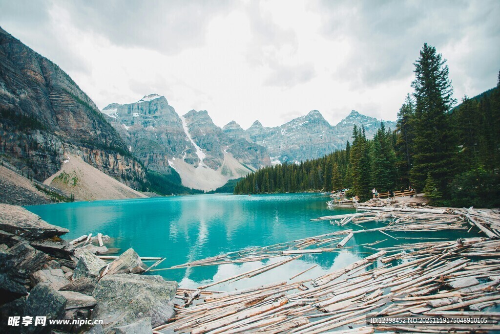 美丽蓝湖与远处山峦